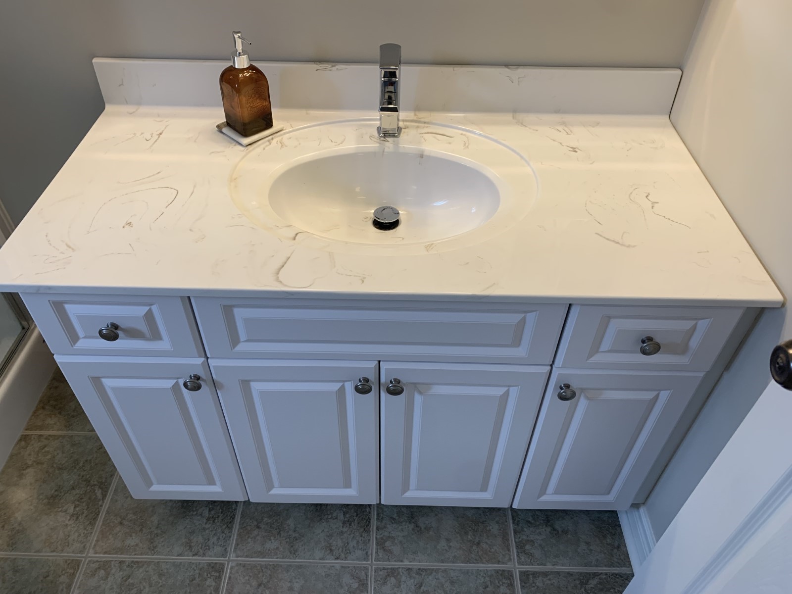 Small Bathroom, Big Impact: Maximizing Space with Marble Design Solutions